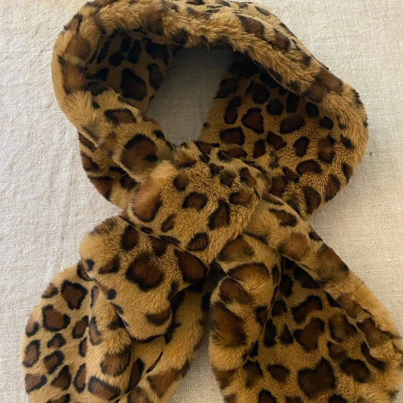 Echo Plush Faux Cheetah Fur Pull Through Plush Scarf - Picture 6 of 8